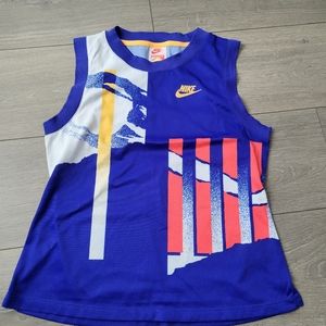 Women's nike challenge court tank size Medium